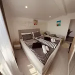 Neyra Villa *