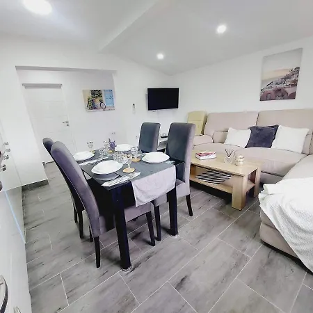 Neyra Villa *