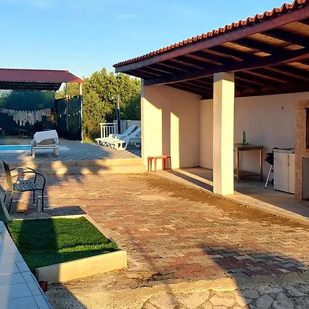 Neyra Villa *