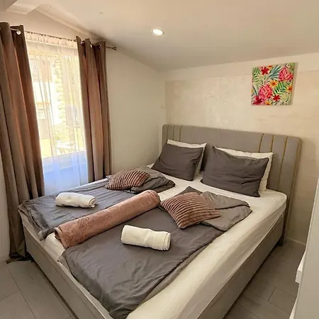 Neyra Villa Pula