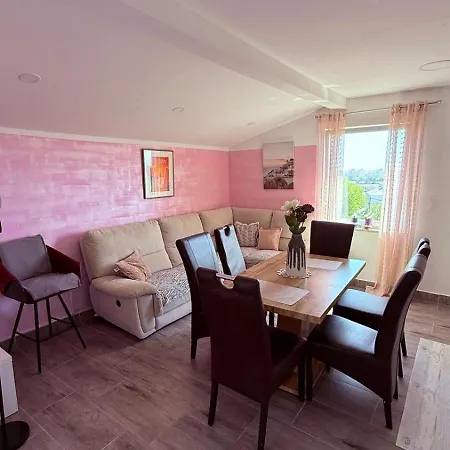 Neyra Villa *